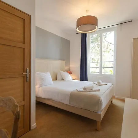 De La - Hotel 3*