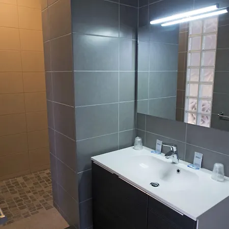 De La - Reouverture Apres Renovations Hotel 3*