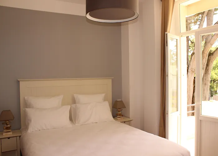 De La - Reouverture Apres Renovations Hotel 3*