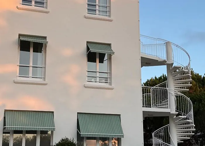 De La - Reouverture Apres Renovations Hotel 3*